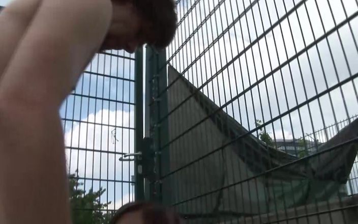 Enjoy German porn: Une brune incroyable d’Allemagne se fait baiser dans un parc