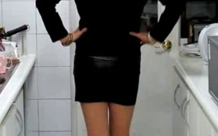 HectorChile1969: Crossdresser Fernanda Gomez Przymierza swoją minispódniczkę w kuchni