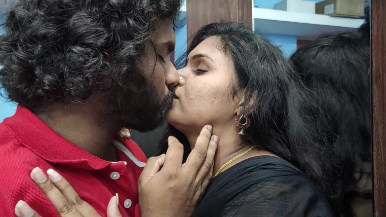 Vaigavarun45: Sex with My Hot Bhabhi Girl Friend in Half Saree