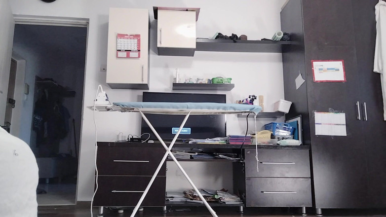 Amateur_MS: Seksowna owłosiona brunetka robi prace domowe nago. Latynoska z owłosioną...