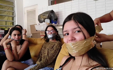 Selfgags Latina Bondage: O engasgo de cinco meninas bobas