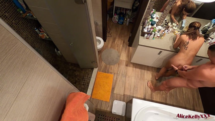Alice KellyXXX: Chlap vyšel ze sprchy a šukal do pusy kočička tvrdě ošukaná...