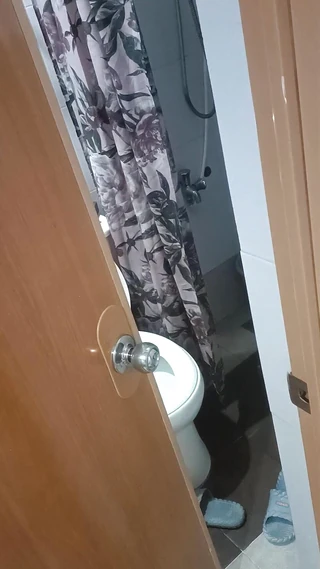 Em pêlo foda essa adolescente gay virgem sob o chuveiro