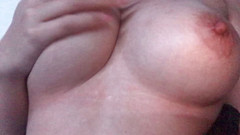 Thebeautybadby: Îmi place să-mi ating sânii