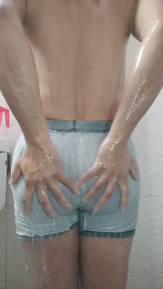 Butty89: 用泡泡屁股洗澡。