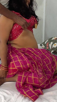 Seks tegar bhabhi desi cantik erotik penuh dengan gaya doggy di Saari