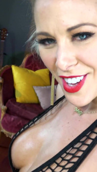 Cherie Deville dubbele vuistneuken en straft zijn anus