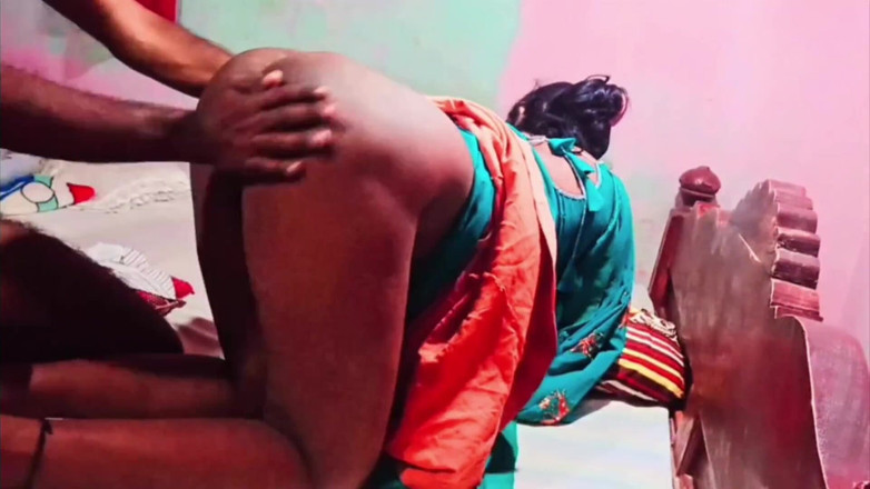 Puja bhabhi hot: Šukání v posteli zezadu