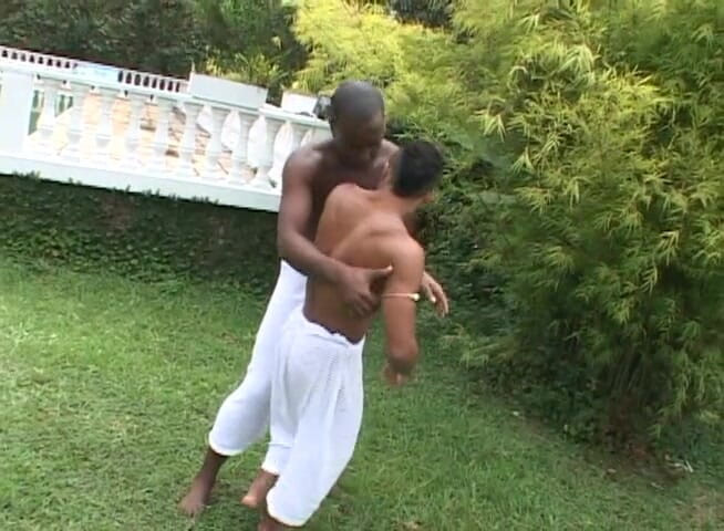 Bareback TV: Lelaki menunjukkan kemahiran seksi di alam semula jadi