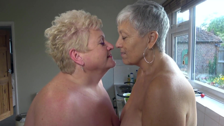 Uk Joolz: Savanna baise dans la cuisine avec son gode ceinture