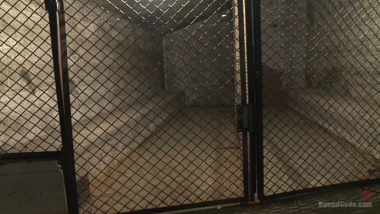 Bound gods: Inmate berotot baru di Rahmat Pegawai Connor Maguire