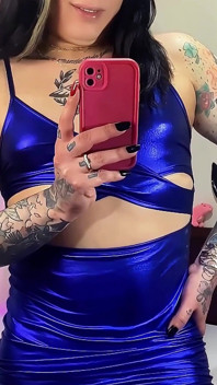 トランスジェンダーの女の子、エマ・インクがドレスとハイヒールでシコる