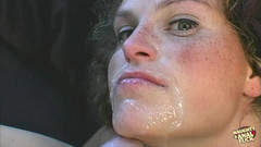 Naughty anal fuck: Grande morena de olhos verdes faz garganta profunda e leva...