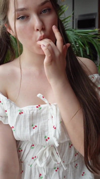 Krásná dívka v šatech škádlí svou kundičku a předvádí své dokonalé tělo - měkká sólová hra