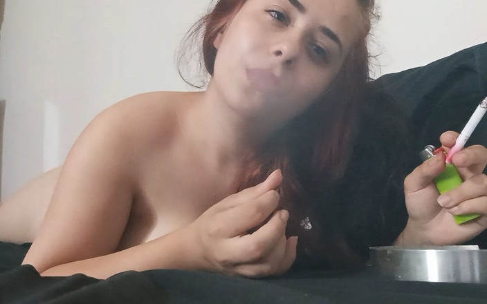 fartingclub01: 빨간 입술로 담배를 피우는 작은 여자