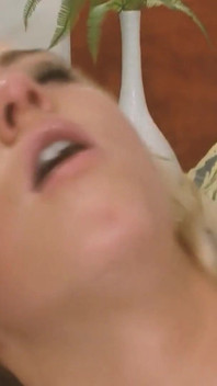 肮脏的屁股场景-1_sexy大屁股金发女郎穿着性感内衣得到肛交和颜射