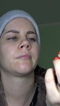 Anna a vybírá nos doma v čepici