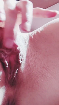 Você daria um tapa no seu pau enorme por favor? Yvie Lowe - tapa na buceta e clitóris em closeup de lábios internos / solo