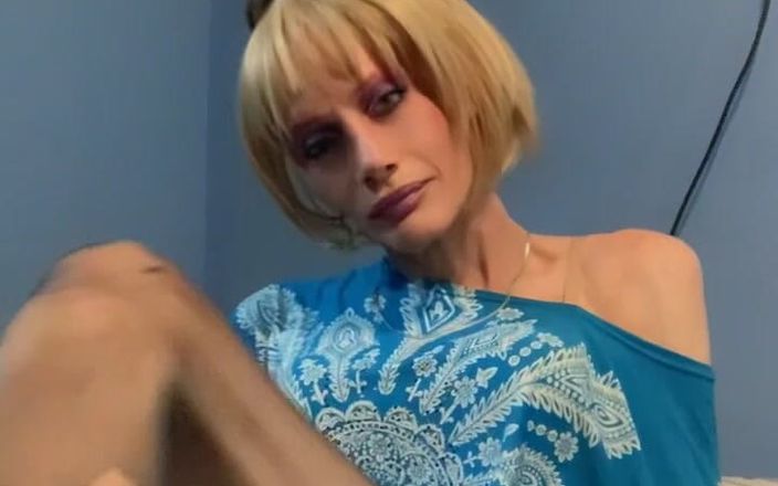 Lisa Luvly: Ateşli kısa saçlı sarışın