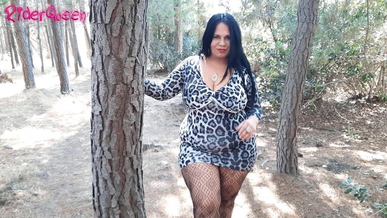 Riderqueen: ファンやチャンネル登録者を招待して、川で自慰行為をするのを見てもらう