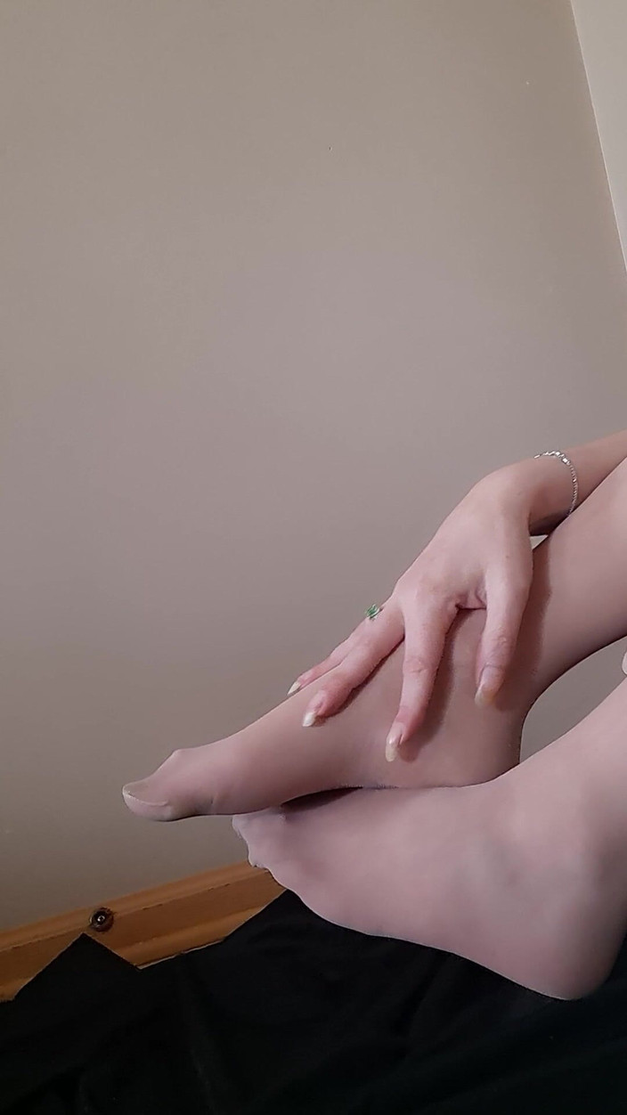 Naughty alchemy: Piedi e artigli in calze di nylon oh mio