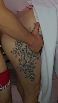 Une infirmière est excitée par l’érection du patient