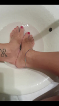 Baking Soda and Sugar Scrub for Soft Feet