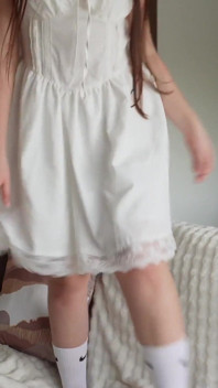 Ich probierte ein neues kleid an und fingerte am ende meine nasse muschi.