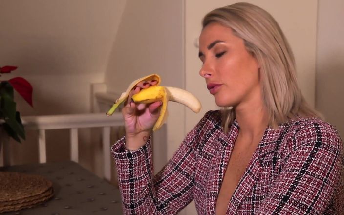 Paige Turnah: Watch Paige Gag on the Banana Just Like She Would...