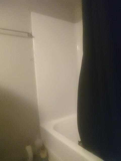 K8e Snow: Provando gli abiti in bagno