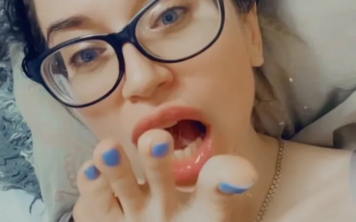 Julia domaina: Tôi thích bú ngón chân của chính mình, tự bú...