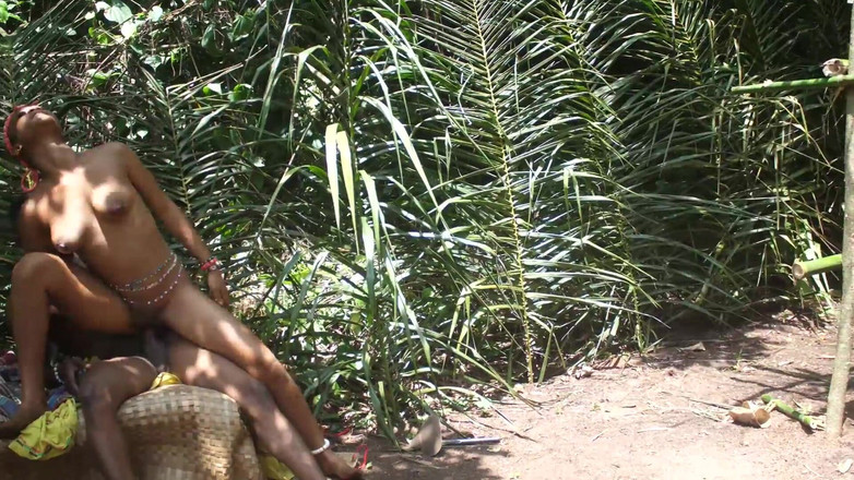 Epicafri: Poté, co celé hodiny obdělávaná ve své farmě, se rozhodla...