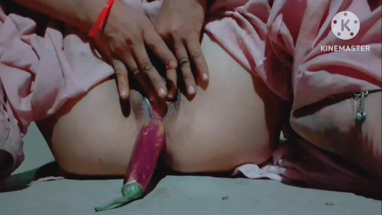 TricolorMusic3: Une jeune salope étudiante se masturbe vraiment avec une aubergine