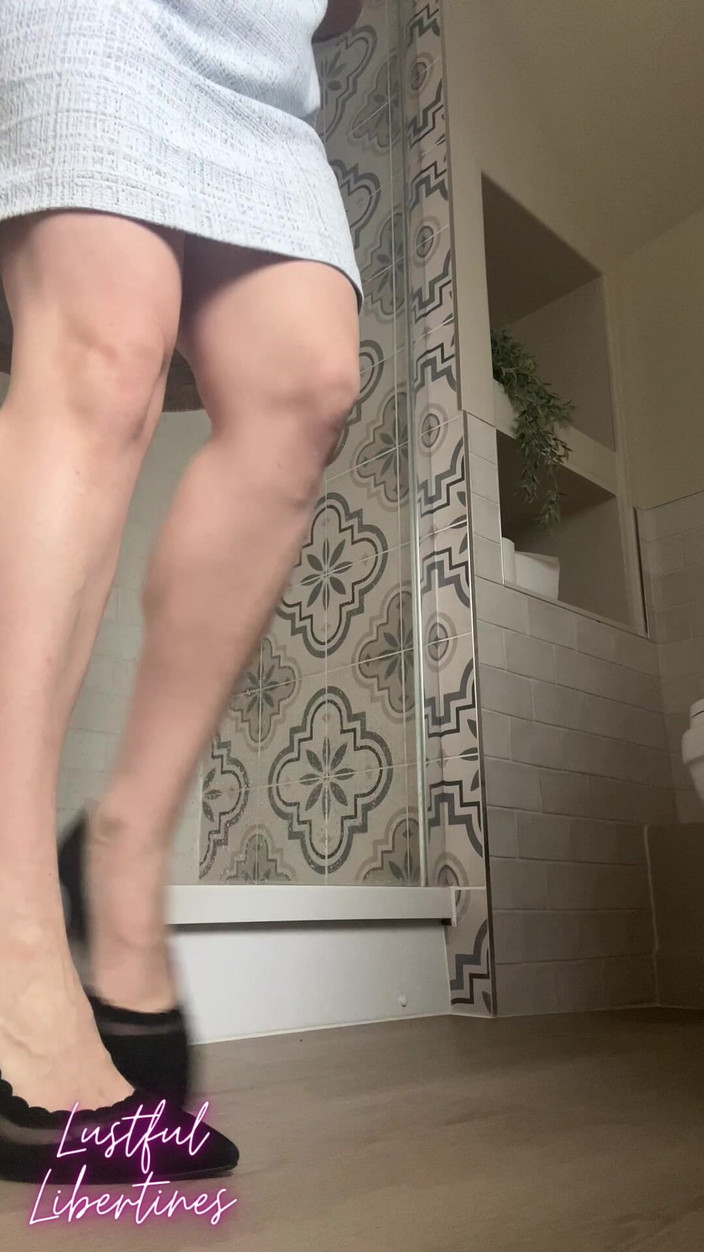 Lustful Libertines: Cewek sange ini kencing dan kencing di kakiku yang aduhai!