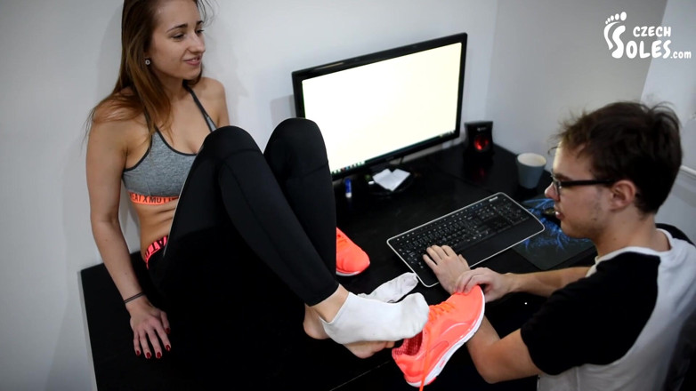 Czech Soles - foot fetish content: 被她发臭的脚控制