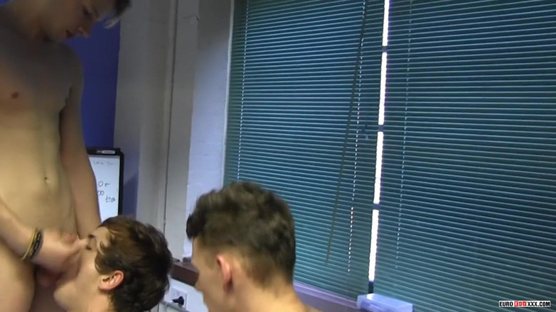 Euro boy xxx: Une baise theesome frustrée au bureau !
