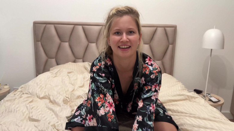 Stella Cardo: सुंदरी हॉटी बिस्तर से पहले हस्तमैथुन करती है