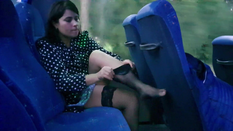 ExpressiaGirl: Ein vollbusiges mädchen gefilmt, das in einem bus masturbiert