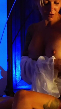 Tukang urut berminyak sensual bertelanjang atas dan pengusiran pearl pearl estetik