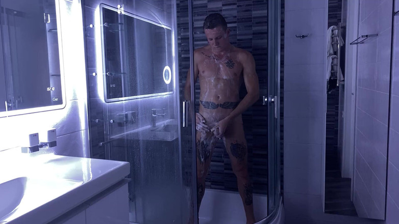 Falcon Al: Hladím se ve sprše s pěnou