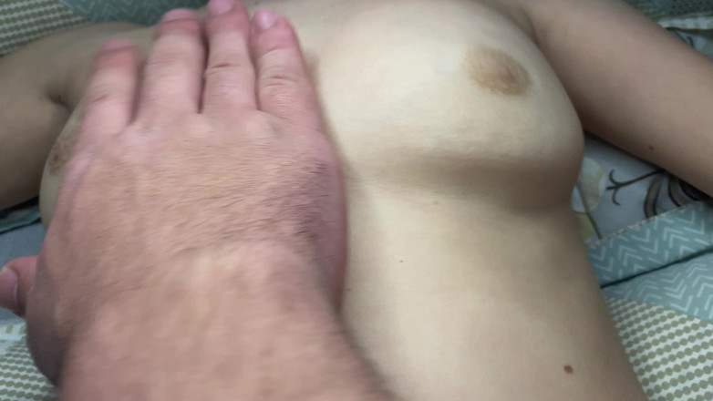 Blondasexy00: Abang tiriku lagi asik masturbasi memek sempitku pakai jarinya