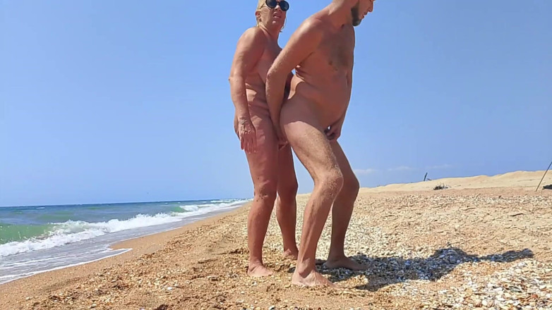 Crazyfamily 1970: Pareja nudista teniendo sesión de en la playa