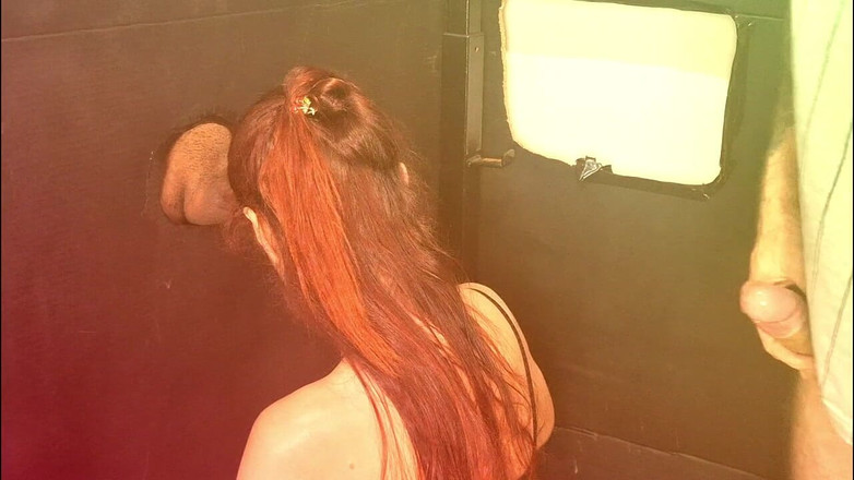 ksalnovinhos: Manžel si vezme manželku poprvé v gloryhole sát a šukat s...