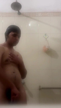 Mladá Desi Twink tvrdě ve sprše