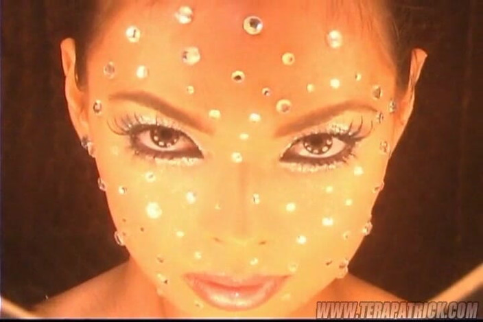 Tera Patrick: Penggambaran Diamond basikal muka seluar dalam hitam yang menampilkan Tera...