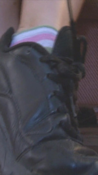 Ruik mijn bezwete oude sportschoenen en ruk eraan