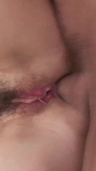 La bella miLF mora arrapata con delle piccole tette perfette viene scopata nella sua calda figa pelosa e nel culo stretto