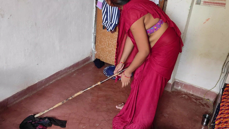 Desi Angel: Suami selingkuh - ngentot pembantu sementara istri meninggalkan rumah