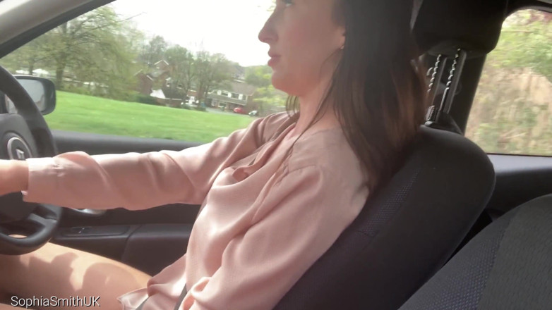 SophiaSmithUK: Sexy mädchen geht auto