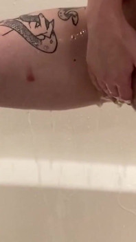 Una giovane magra e sexy gioca con la figa sotto la doccia